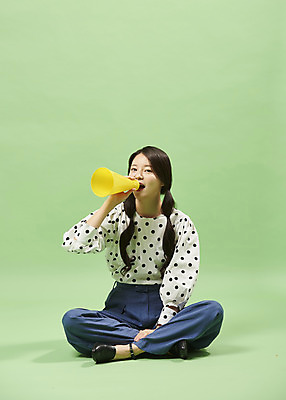 포토 JPG 스튜디오촬영 전신 응시 여자 포즈 실내 말하기 한명 들기 사람 앉기 20대 성인 앞모습 유행 확성기 한국인 복고 성인여자한명만 뉴트로 민트색배경 국내포토 1 시선 뷰포인트 백그라운드 모션 동양인 청년 내부 민트색 여자한명만 성인여자만 파일형식