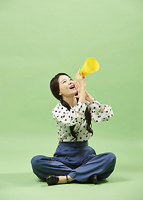 포토 JPG 스튜디오촬영 전신 여자 포즈 실내 말하기 한명 들기 사람 앉기 20대 성인 앞모습 유행 확성기 한국인 올려보기 복고 성인여자한명만 뉴트로 민트색배경 국내포토 1 뷰포인트 백그라운드 모션 동양인 청년 내부 민트색 여자한명만 성인여자만 파일형식