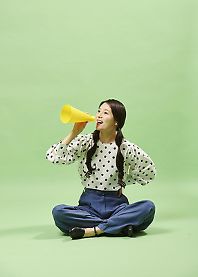 포토 JPG 스튜디오촬영 전신 여자 허리손 포즈 실내 말하기 한명 들기 사람 앉기 20대 성인 앞모습 유행 확성기 한국인 복고 성인여자한명만 뉴트로 민트색배경 국내포토 1 뷰포인트 백그라운드 모션 동양인 청년 내부 민트색 여자한명만 성인여자만 파일형식