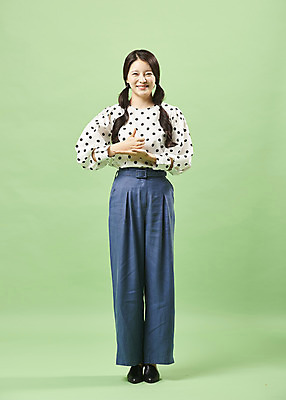 포토 JPG 스튜디오촬영 전신 여자 포즈 실내 한명 서기 미소 사람 손짓 20대 성인 앞모습 유행 한국인 의료진 봉사 복고 감사 희생 성인여자한명만 뉴트로 민트색배경 덕분에챌린지 챌린지 국내포토 직업 1 감정 캠페인 뷰포인트 백그라운드 의학 모션 표정 동양인 청년 내부 도움 민트색 여자한명만 성인여자만 파일형식