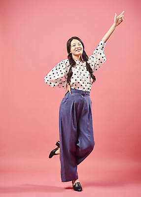 포토 JPG 스튜디오촬영 전신 여자 실내 윙크 한명 서기 미소 20대 성인 앞모습 유행 귀여움 한국인 가리킴 즐거움 복고 성인여자한명만 코랄 국내포토 1 감정 뷰포인트 컬러 컨셉 모션 표정 사람 동양인 손짓 청년 내부 여자한명만 성인여자만 파일형식