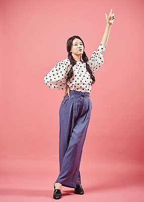 포토 JPG 스튜디오촬영 전신 여자 실내 한명 서기 미소 20대 성인 앞모습 유행 귀여움 한국인 가리킴 즐거움 복고 성인여자한명만 코랄 국내포토 1 감정 뷰포인트 컬러 컨셉 모션 표정 사람 동양인 손짓 청년 내부 여자한명만 성인여자만 파일형식
