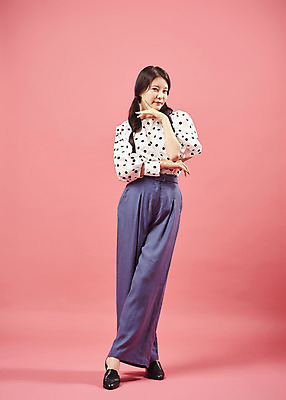 포토 JPG 스튜디오촬영 전신 여자 포즈 실내 한명 서기 미소 20대 성인 앞모습 유행 귀여움 한국인 즐거움 복고 성인여자한명만 코랄 국내포토 1 감정 뷰포인트 컬러 컨셉 모션 표정 사람 동양인 청년 내부 여자한명만 성인여자만 파일형식