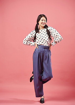 포토 JPG 스튜디오촬영 전신 여자 허리손 실내 한명 서기 미소 20대 성인 앞모습 유행 귀여움 한국인 즐거움 복고 성인여자한명만 코랄 국내포토 1 감정 뷰포인트 컬러 포즈 컨셉 모션 표정 사람 동양인 청년 내부 여자한명만 성인여자만 파일형식