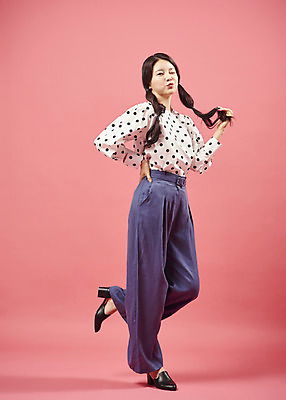 포토 JPG 스튜디오촬영 전신 여자 허리손 실내 윙크 한명 서기 미소 20대 성인 옆모습 유행 귀여움 한국인 즐거움 복고 성인여자한명만 코랄 국내포토 1 감정 뷰포인트 컬러 포즈 컨셉 모션 표정 사람 동양인 청년 내부 여자한명만 성인여자만 파일형식