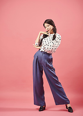 포토 JPG 스튜디오촬영 전신 여자 포즈 실내 한명 서기 미소 20대 성인 앞모습 유행 귀여움 한국인 즐거움 복고 성인여자한명만 코랄 국내포토 1 감정 뷰포인트 컬러 컨셉 모션 표정 사람 동양인 청년 내부 여자한명만 성인여자만 파일형식