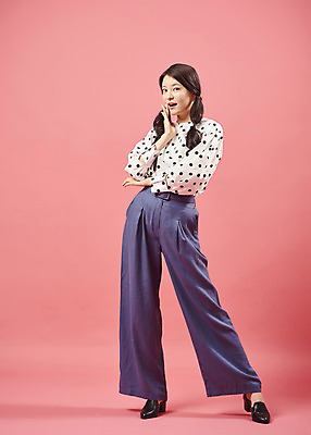 포토 JPG 스튜디오촬영 전신 여자 실내 한명 서기 미소 20대 성인 앞모습 유행 귀여움 한국인 즐거움 복고 성인여자한명만 코랄 국내포토 1 감정 뷰포인트 컬러 컨셉 모션 표정 사람 동양인 청년 내부 여자한명만 성인여자만 파일형식