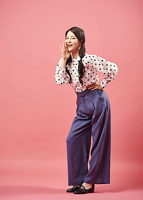 포토 JPG 스튜디오촬영 전신 여자 허리손 실내 한명 서기 미소 20대 성인 앞모습 유행 귀여움 외침 한국인 즐거움 복고 성인여자한명만 코랄 국내포토 1 감정 뷰포인트 컬러 포즈 컨셉 모션 표정 사람 동양인 청년 내부 소리 여자한명만 성인여자만 파일형식