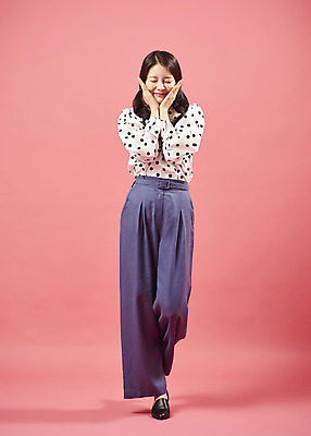 포토 JPG 스튜디오촬영 전신 여자 포즈 실내 한명 서기 미소 20대 성인 앞모습 유행 귀여움 턱괴기 한국인 즐거움 복고 성인여자한명만 코랄 국내포토 1 감정 뷰포인트 컬러 컨셉 모션 표정 사람 동양인 청년 내부 여자한명만 성인여자만 파일형식