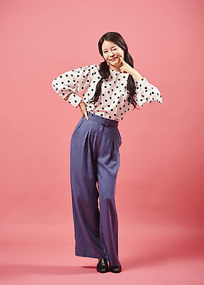 포토 JPG 스튜디오촬영 전신 여자 실내 한명 서기 미소 20대 성인 앞모습 유행 귀여움 한국인 즐거움 복고 성인여자한명만 코랄 국내포토 1 감정 뷰포인트 컬러 컨셉 모션 표정 사람 동양인 청년 내부 여자한명만 성인여자만 파일형식