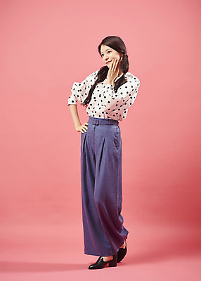 포토 JPG 스튜디오촬영 전신 여자 실내 한명 서기 미소 20대 성인 옆모습 유행 귀여움 턱괴기 한국인 즐거움 복고 성인여자한명만 코랄 국내포토 1 감정 뷰포인트 컬러 컨셉 모션 표정 사람 동양인 청년 내부 여자한명만 성인여자만 파일형식