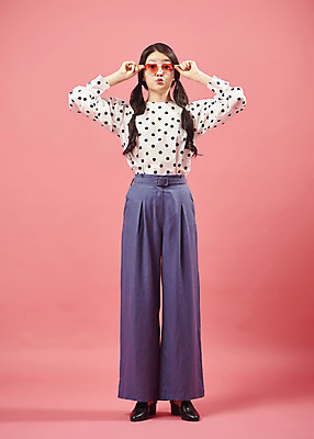 포토 JPG 스튜디오촬영 전신 여자 안경 실내 한명 서기 미소 20대 성인 앞모습 선글라스 유행 귀여움 한국인 즐거움 복고 성인여자한명만 코랄 국내포토 1 잡화 감정 뷰포인트 컬러 컨셉 모션 표정 사람 동양인 청년 내부 여자한명만 성인여자만 파일형식