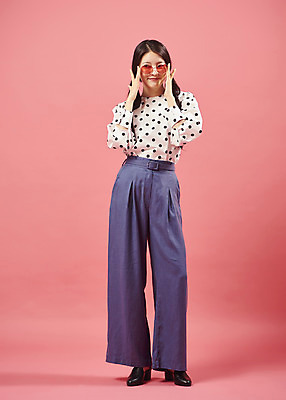 포토 JPG 스튜디오촬영 전신 여자 안경 실내 한명 서기 미소 20대 성인 앞모습 선글라스 유행 귀여움 한국인 즐거움 복고 성인여자한명만 코랄 국내포토 1 잡화 감정 뷰포인트 컬러 컨셉 모션 표정 사람 동양인 청년 내부 여자한명만 성인여자만 파일형식