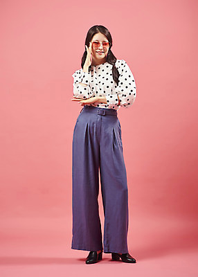 포토 JPG 스튜디오촬영 전신 여자 안경 실내 한명 서기 미소 20대 성인 앞모습 선글라스 유행 귀여움 한국인 즐거움 복고 성인여자한명만 코랄 국내포토 1 잡화 감정 뷰포인트 컬러 컨셉 모션 표정 사람 동양인 청년 내부 여자한명만 성인여자만 파일형식