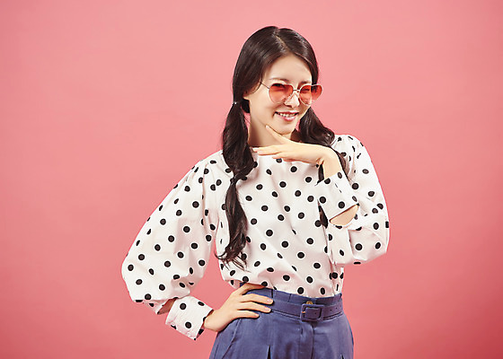 포토 JPG 스튜디오촬영 여자 안경 실내 한명 서기 미소 상반신 20대 성인 앞모습 선글라스 유행 귀여움 한국인 즐거움 복고 성인여자한명만 코랄 국내포토 1 잡화 감정 뷰포인트 컬러 컨셉 모션 표정 사람 동양인 청년 내부 여자한명만 성인여자만 파일형식