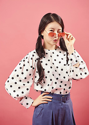 포토 JPG 스튜디오촬영 여자 안경 실내 한명 서기 미소 상반신 20대 성인 앞모습 선글라스 유행 귀여움 한국인 즐거움 복고 성인여자한명만 코랄 국내포토 1 잡화 감정 뷰포인트 컬러 컨셉 모션 표정 사람 동양인 청년 내부 여자한명만 성인여자만 파일형식