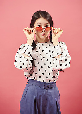 포토 JPG 스튜디오촬영 여자 안경 실내 한명 서기 미소 상반신 20대 성인 앞모습 선글라스 유행 귀여움 한국인 즐거움 복고 성인여자한명만 코랄 국내포토 1 잡화 감정 뷰포인트 컬러 컨셉 모션 표정 사람 동양인 청년 내부 여자한명만 성인여자만 파일형식