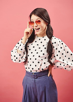 포토 JPG 스튜디오촬영 여자 안경 허리손 실내 한명 서기 미소 상반신 20대 성인 앞모습 선글라스 유행 귀여움 한국인 즐거움 복고 성인여자한명만 코랄 국내포토 1 잡화 감정 뷰포인트 컬러 포즈 컨셉 모션 표정 사람 동양인 청년 내부 여자한명만 성인여자만 파일형식