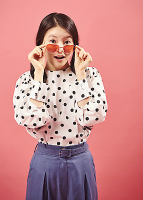 포토 JPG 스튜디오촬영 여자 안경 실내 한명 서기 미소 상반신 20대 성인 앞모습 선글라스 유행 귀여움 한국인 즐거움 복고 성인여자한명만 코랄 국내포토 1 잡화 감정 뷰포인트 컬러 컨셉 모션 표정 사람 동양인 청년 내부 여자한명만 성인여자만 파일형식