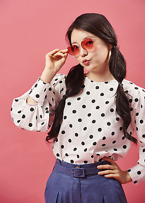 포토 JPG 스튜디오촬영 여자 안경 허리손 실내 한명 서기 미소 상반신 20대 성인 앞모습 선글라스 유행 귀여움 한국인 즐거움 복고 성인여자한명만 코랄 국내포토 1 잡화 감정 뷰포인트 컬러 포즈 컨셉 모션 표정 사람 동양인 청년 내부 여자한명만 성인여자만 파일형식