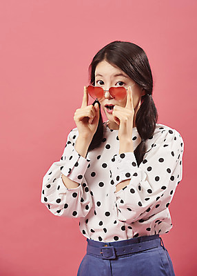 포토 JPG 스튜디오촬영 여자 안경 실내 한명 서기 미소 상반신 20대 성인 앞모습 선글라스 유행 귀여움 한국인 즐거움 복고 성인여자한명만 코랄 국내포토 1 잡화 감정 뷰포인트 컬러 컨셉 모션 표정 사람 동양인 청년 내부 여자한명만 성인여자만 파일형식