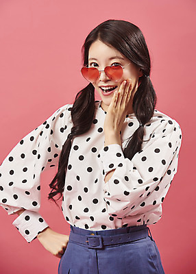 포토 JPG 스튜디오촬영 여자 안경 실내 한명 서기 미소 상반신 20대 성인 앞모습 선글라스 유행 귀여움 한국인 즐거움 복고 성인여자한명만 코랄 국내포토 1 잡화 감정 뷰포인트 컬러 컨셉 모션 표정 사람 동양인 청년 내부 여자한명만 성인여자만 파일형식