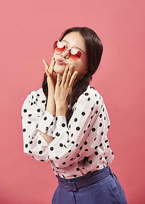 포토 JPG 스튜디오촬영 여자 안경 실내 한명 서기 미소 상반신 20대 성인 앞모습 선글라스 유행 귀여움 한국인 즐거움 복고 성인여자한명만 코랄 국내포토 1 잡화 감정 뷰포인트 컬러 컨셉 모션 표정 사람 동양인 청년 내부 여자한명만 성인여자만 파일형식