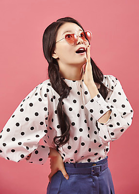 포토 JPG 스튜디오촬영 응시 여자 안경 실내 한명 서기 미소 상반신 20대 성인 앞모습 선글라스 유행 귀여움 놀람 한국인 올려보기 즐거움 복고 성인여자한명만 코랄 국내포토 1 시선 잡화 감정 뷰포인트 컬러 컨셉 모션 표정 사람 동양인 청년 내부 여자한명만 성인여자만 파일형식