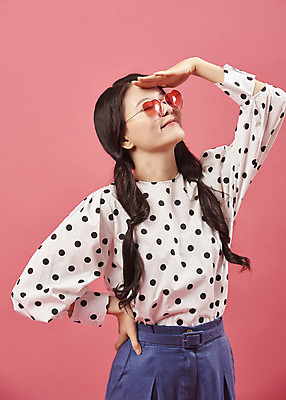 포토 JPG 스튜디오촬영 여자 안경 실내 한명 서기 미소 손짓 상반신 20대 성인 앞모습 선글라스 유행 귀여움 눈감음 한국인 즐거움 복고 성인여자한명만 코랄 국내포토 1 잡화 감정 뷰포인트 컬러 컨셉 모션 표정 사람 동양인 청년 내부 여자한명만 성인여자만 파일형식