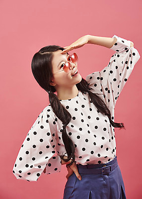 포토 JPG 스튜디오촬영 응시 여자 안경 실내 한명 서기 미소 손짓 상반신 20대 성인 앞모습 선글라스 유행 귀여움 한국인 즐거움 복고 성인여자한명만 코랄 국내포토 1 시선 잡화 감정 뷰포인트 컬러 컨셉 모션 표정 사람 동양인 청년 내부 여자한명만 성인여자만 파일형식