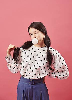 포토 JPG 스튜디오촬영 여자 실내 윙크 한명 서기 미소 상반신 20대 성인 앞모습 유행 귀여움 한국인 껌 즐거움 복고 성인여자한명만 코랄 국내포토 1 감정 뷰포인트 컬러 컨셉 모션 표정 사람 동양인 청년 내부 여자한명만 성인여자만 파일형식