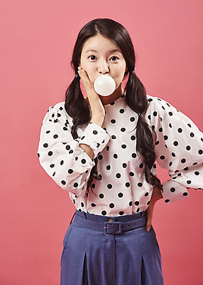 포토 JPG 스튜디오촬영 여자 실내 한명 서기 미소 상반신 20대 성인 앞모습 유행 귀여움 한국인 껌 즐거움 복고 성인여자한명만 코랄 국내포토 1 감정 뷰포인트 컬러 컨셉 모션 표정 사람 동양인 청년 내부 여자한명만 성인여자만 파일형식