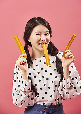 포토 JPG 스튜디오촬영 여자 디저트 실내 한명 서기 미소 상반신 20대 성인 앞모습 유행 귀여움 한국인 즐거움 복고 불량식품 쫀드기 성인여자한명만 코랄 국내포토 1 감정 음식 뷰포인트 컬러 컨셉 모션 표정 사람 동양인 청년 내부 여자한명만 성인여자만 파일형식