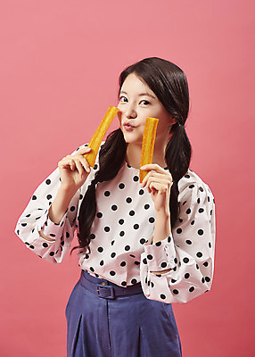 포토 JPG 스튜디오촬영 여자 디저트 실내 한명 서기 미소 상반신 20대 성인 앞모습 유행 귀여움 한국인 즐거움 복고 불량식품 쫀드기 성인여자한명만 코랄 국내포토 1 감정 음식 뷰포인트 컬러 컨셉 모션 표정 사람 동양인 청년 내부 여자한명만 성인여자만 파일형식