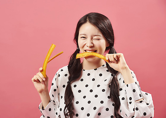 포토 JPG 스튜디오촬영 여자 디저트 실내 한명 서기 미소 상반신 20대 성인 앞모습 유행 귀여움 한국인 즐거움 복고 불량식품 쫀드기 성인여자한명만 코랄 국내포토 1 감정 음식 뷰포인트 컬러 컨셉 모션 표정 사람 동양인 청년 내부 여자한명만 성인여자만 파일형식