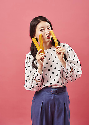 포토 JPG 스튜디오촬영 여자 디저트 실내 한명 서기 미소 상반신 20대 성인 앞모습 유행 귀여움 한국인 즐거움 복고 불량식품 쫀드기 성인여자한명만 코랄 국내포토 1 감정 음식 뷰포인트 컬러 컨셉 모션 표정 사람 동양인 청년 내부 여자한명만 성인여자만 파일형식