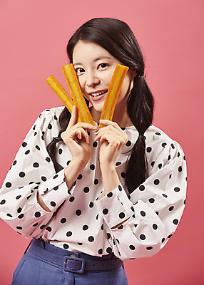 포토 JPG 스튜디오촬영 여자 디저트 실내 한명 서기 미소 상반신 20대 성인 앞모습 유행 귀여움 한국인 즐거움 복고 불량식품 쫀드기 성인여자한명만 코랄 국내포토 1 감정 음식 뷰포인트 컬러 컨셉 모션 표정 사람 동양인 청년 내부 여자한명만 성인여자만 파일형식