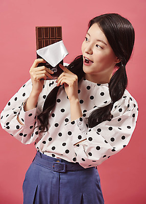 포토 JPG 스튜디오촬영 여자 디저트 실내 한명 서기 미소 상반신 20대 성인 앞모습 유행 귀여움 초콜릿 한국인 즐거움 복고 성인여자한명만 코랄 국내포토 1 감정 음식 뷰포인트 컬러 컨셉 모션 표정 사람 동양인 청년 내부 여자한명만 성인여자만 파일형식