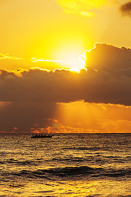 포토 JPG 주간 구름 바다 여행 자연 하늘 한국 풍경 사람없음 야외 햇빛 태양 일출 어선 울산 국내여행 멸치 멸치잡이 국내포토 자연요소 아시아 배_교통 어류 어업 노을 생태계 파일형식