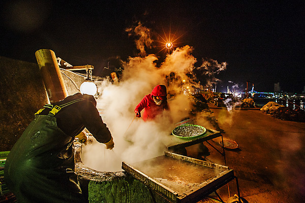 포토 JPG 여행 자연 한국 사람 풍경 야외 두명 야간 울산 국내여행 멸치 멸치잡이 국내포토 자연요소 아시아 어류 어업 생태계 파일형식