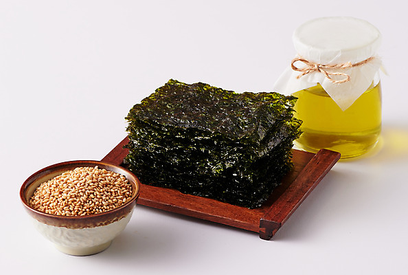 포토 JPG 스튜디오촬영 식재료 반찬 실내 사람없음 해초 기름 김 흰배경 유기농 참깨 재래김 국내포토 웰빙 음식 백그라운드 내부 흰색 해조류 김_해조류 깨 파일형식