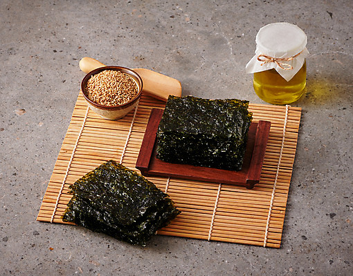 포토 JPG 스튜디오촬영 식재료 회색배경 반찬 실내 사람없음 해초 기름 김 유기농 대나무발 참깨 재래김 국내포토 웰빙 음식 백그라운드 내부 회색 해조류 김_해조류 깨 파일형식