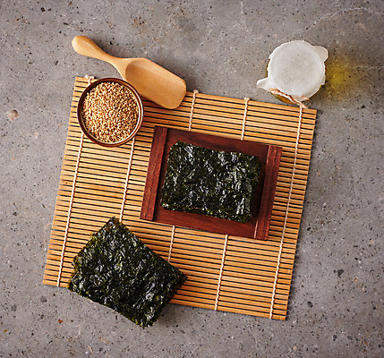 포토 JPG 스튜디오촬영 식재료 회색배경 반찬 실내 사람없음 하이앵글 해초 기름 김 유기농 대나무발 참깨 재래김 국내포토 웰빙 음식 뷰포인트 백그라운드 내부 회색 해조류 김_해조류 깨 파일형식