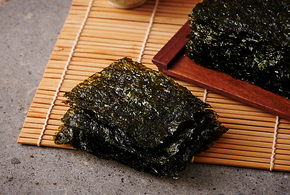 포토 JPG 스튜디오촬영 식재료 회색배경 반찬 실내 사람없음 해초 김 유기농 대나무발 재래김 국내포토 웰빙 음식 백그라운드 내부 회색 해조류 김_해조류 파일형식