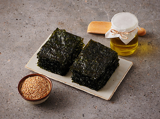 포토 JPG 스튜디오촬영 식재료 회색배경 반찬 실내 사람없음 해초 기름 김 유기농 참깨 재래김 국내포토 웰빙 음식 백그라운드 내부 회색 해조류 김_해조류 깨 파일형식