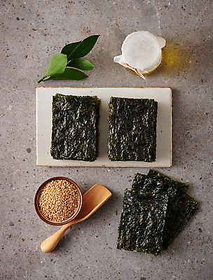 포토 JPG 스튜디오촬영 식재료 회색배경 반찬 실내 사람없음 하이앵글 해초 기름 김 유기농 참깨 재래김 국내포토 웰빙 음식 뷰포인트 백그라운드 내부 회색 해조류 김_해조류 깨 파일형식