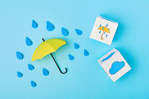 포토 JPG 스튜디오촬영 구름 종이 우산 날씨 실내 사람없음 여름 하이앵글 환경 비 파란배경 장마 플랫레이 국내포토 자연요소 계절 뷰포인트 백그라운드 내부 파란색 비_날씨 플랫 파일형식