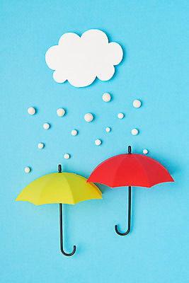 포토 JPG 스튜디오촬영 종이 겨울 우산 날씨 실내 사람없음 하이앵글 환경 미니어처 눈 파란배경 플랫레이 국내포토 자연요소 계절 뷰포인트 백그라운드 내부 파란색 모형 플랫 파일형식