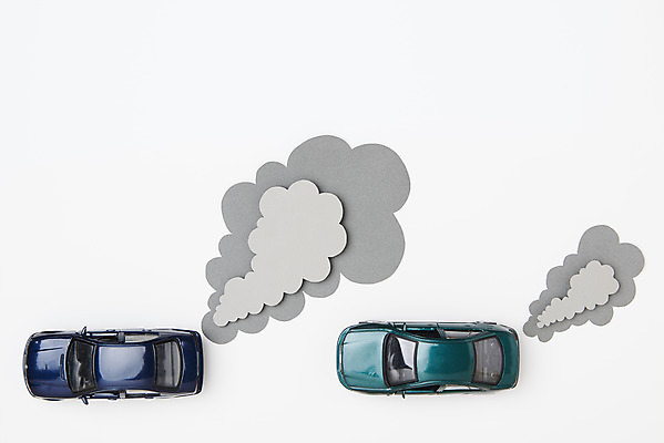 포토 JPG 스튜디오촬영 자동차 날씨 실내 사람없음 하이앵글 환경 미니어처 오염 연기 흰배경 매연 지구온난화 플랫레이 국내포토 육상교통 뷰포인트 백그라운드 내부 모형 흰색 환경오염 플랫 기후변화 파일형식