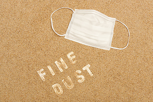 포토 JPG 스튜디오촬영 모래 날씨 실내 건강 마스크 사람없음 하이앵글 환경 먼지 플랫레이 미세먼지 갈색배경 국내포토 뷰포인트 백그라운드 내부 갈색 플랫 파일형식